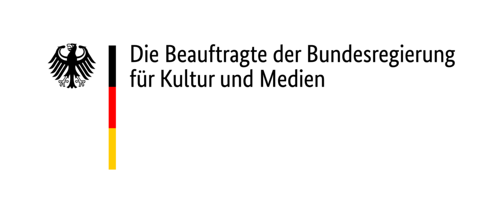 Die Beauftragte der Bundesregierung für Kultur und Medien mit 
Deutschem Adler und Flagge für Deutschland